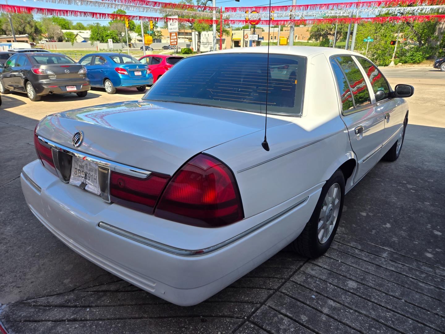 2005 WHITE Mercury Grand Marquis LS Premium (2MEFM75W25X) with an 4.6L V8 OHC 16V engine, 4-Speed Automatic Overdrive transmission, located at 503 West Court, Seguin, TX, 78155, (830) 379-3373, 29.568621, -97.969803 - Photo#2